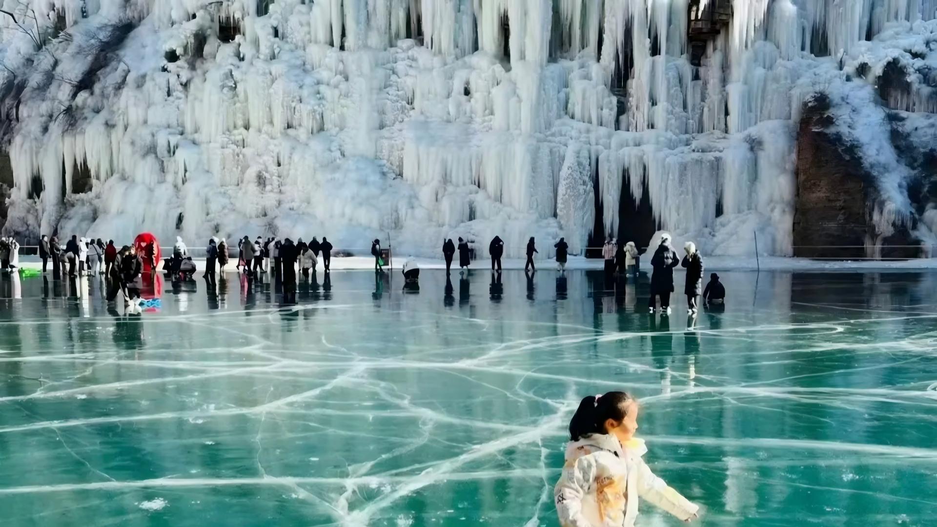 Snow is Falling: Our Team Embarks on a Mountain Hike to Admire the Winter Scenery